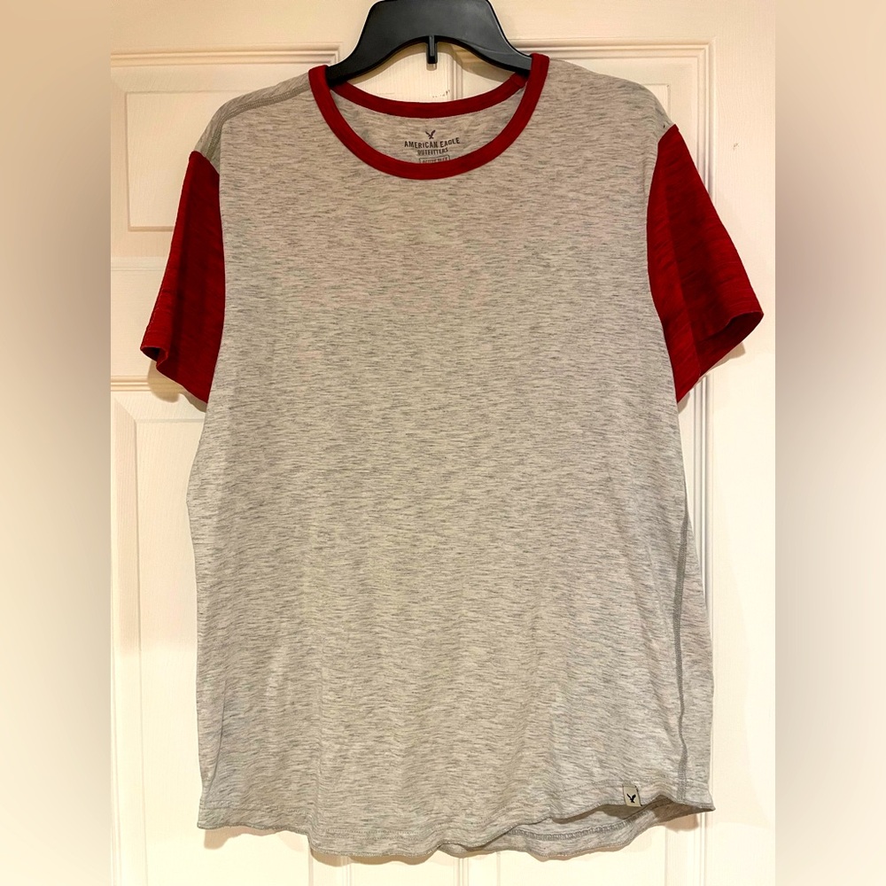 ⭐️3/$15⭐️American Eagle Outfitters Gray and Red Short Sleeve Tee